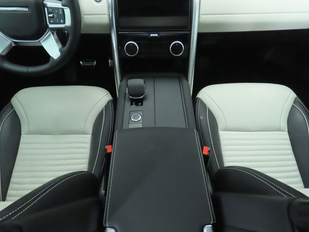 Thumbnail: 2024 Land Rover Discovery - 17