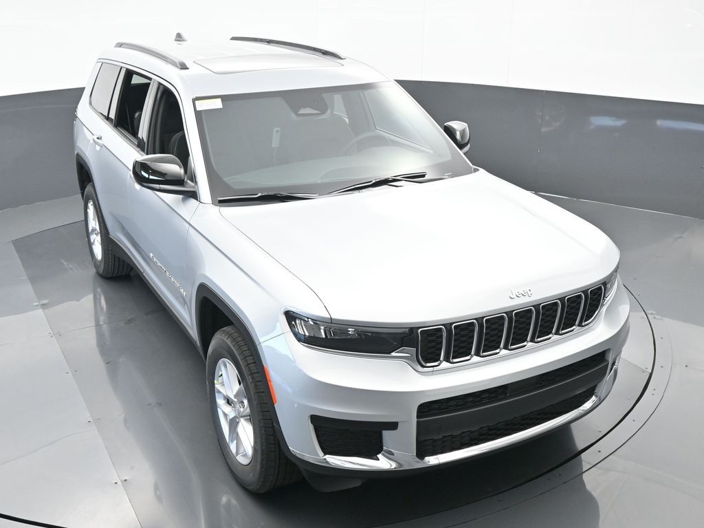 Used 2024 Silver Zynith Jeep Laredo image 46