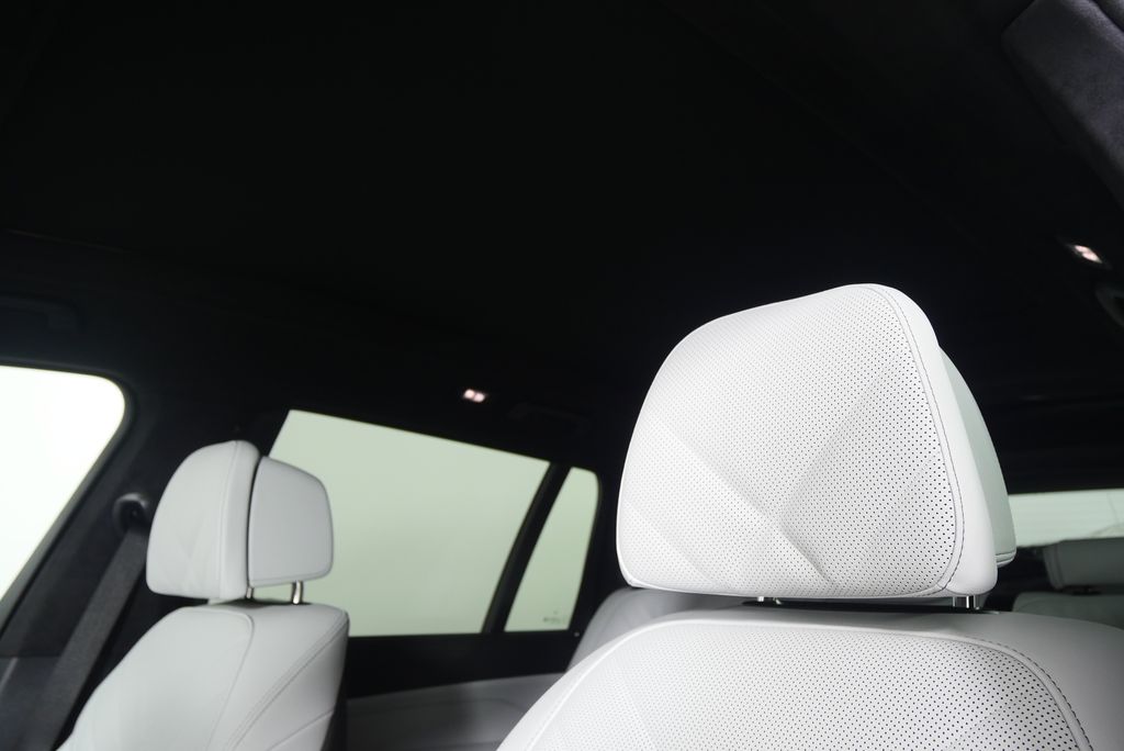 Thumbnail: 2026 BMW X7 - 12