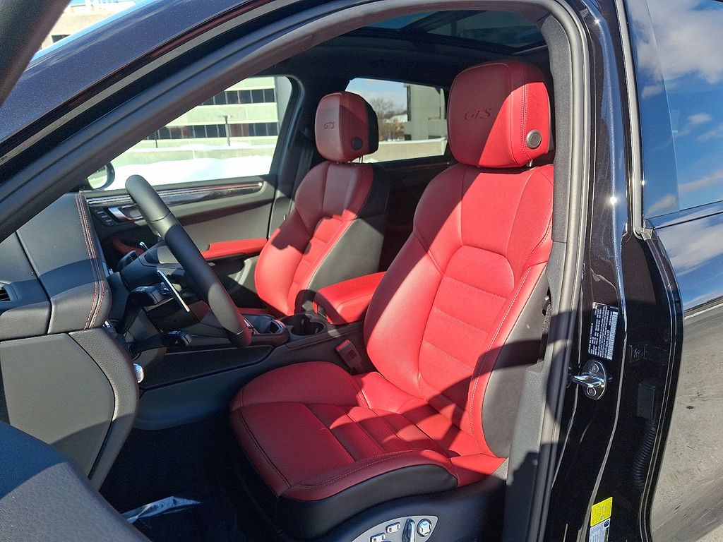 Thumbnail: 2026 Porsche Macan - 5