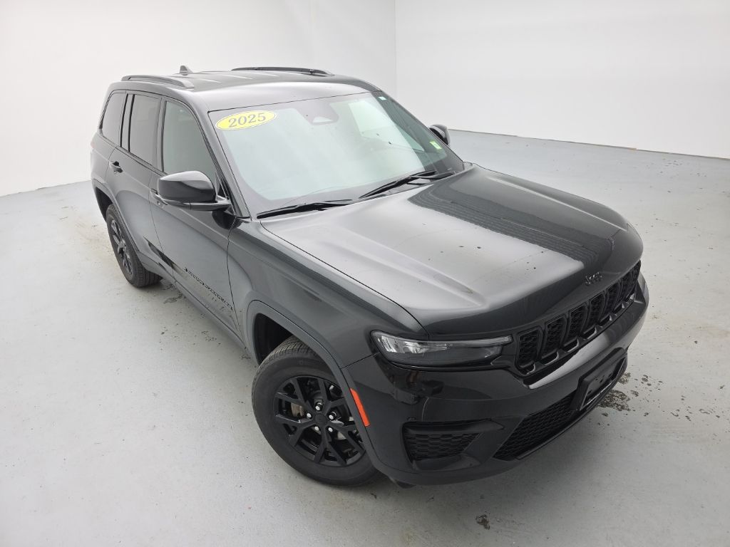 Diamond Black Crystal Pearlcoat 2025 Jeep Grand Cherokee Altitude 4WD SUV / Crossover Four-Wheel Drive 8-Speed Automatic