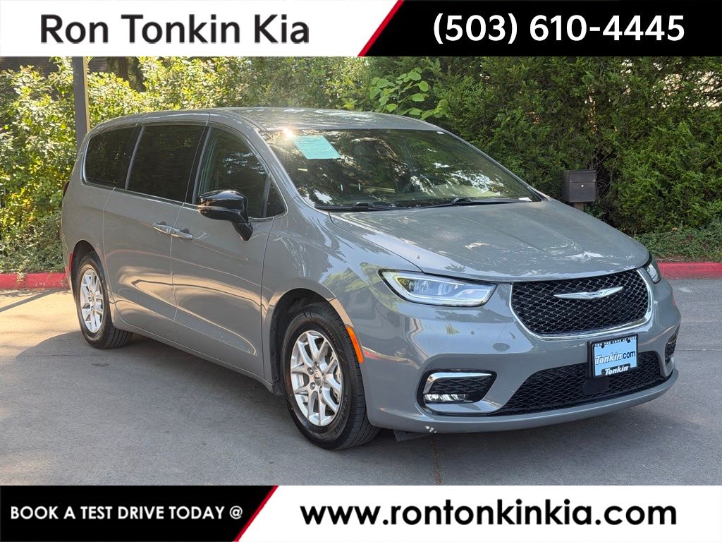 2025 Chrysler Pacifica Select's photo