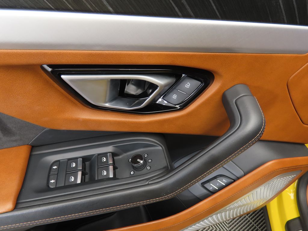 Thumbnail: 2019 Lamborghini Urus - 23