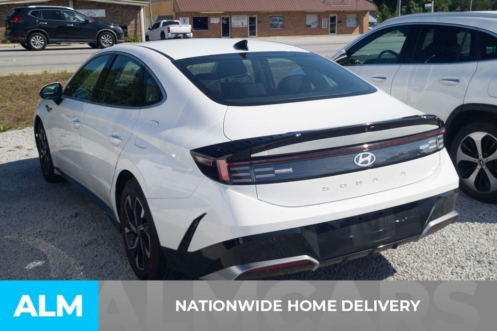 Used 2025 White Hyundai SEL image 4