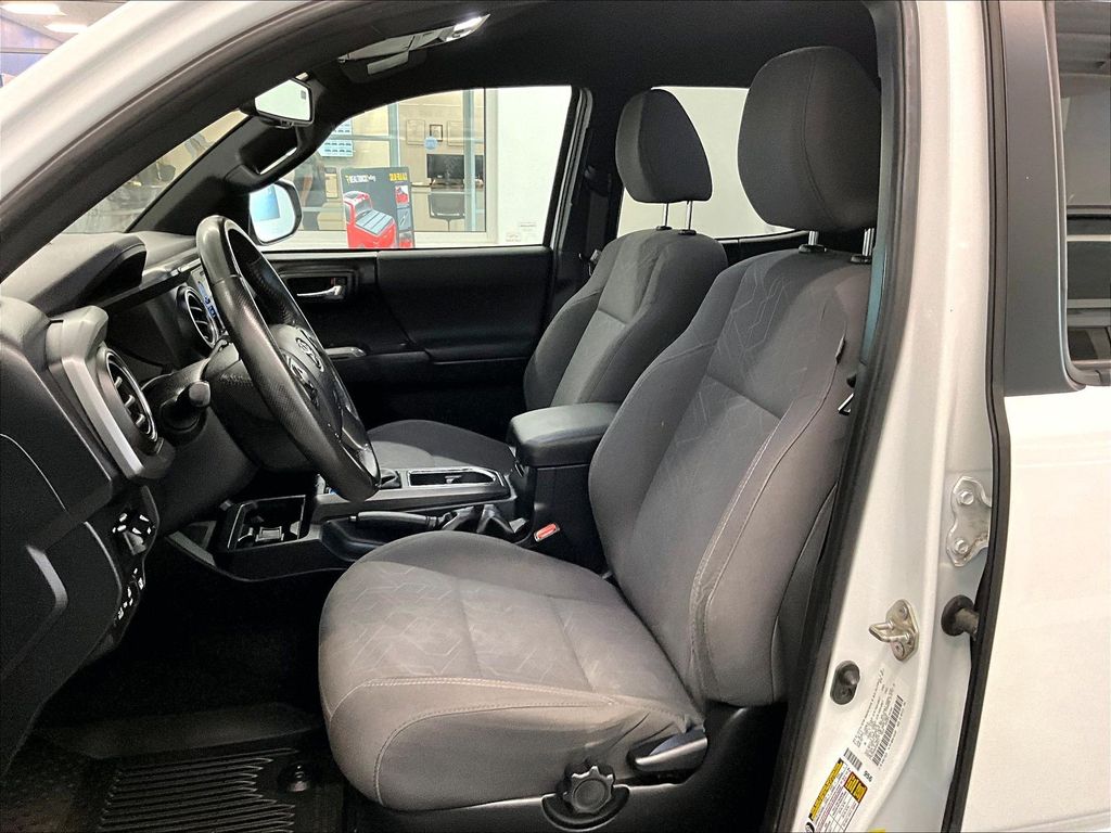 2017 Toyota Tacoma — photo 10
