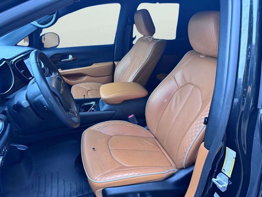 Used 2023 Brilliant Black Crystal Pearlcoat Chrysler Pinnacle image 15
