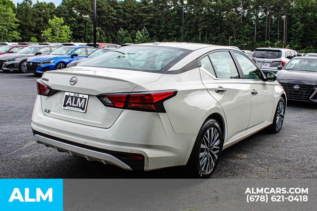 Used 2025 White Nissan 2.5 SV image 5
