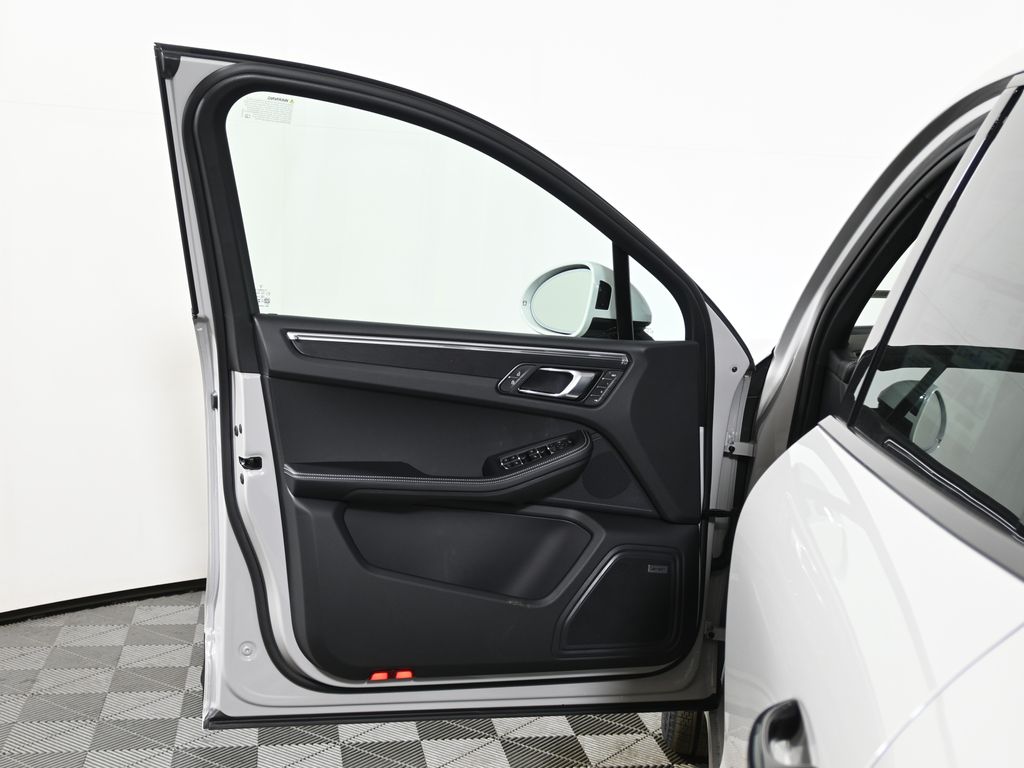 Thumbnail: 2026 Porsche Macan - 31