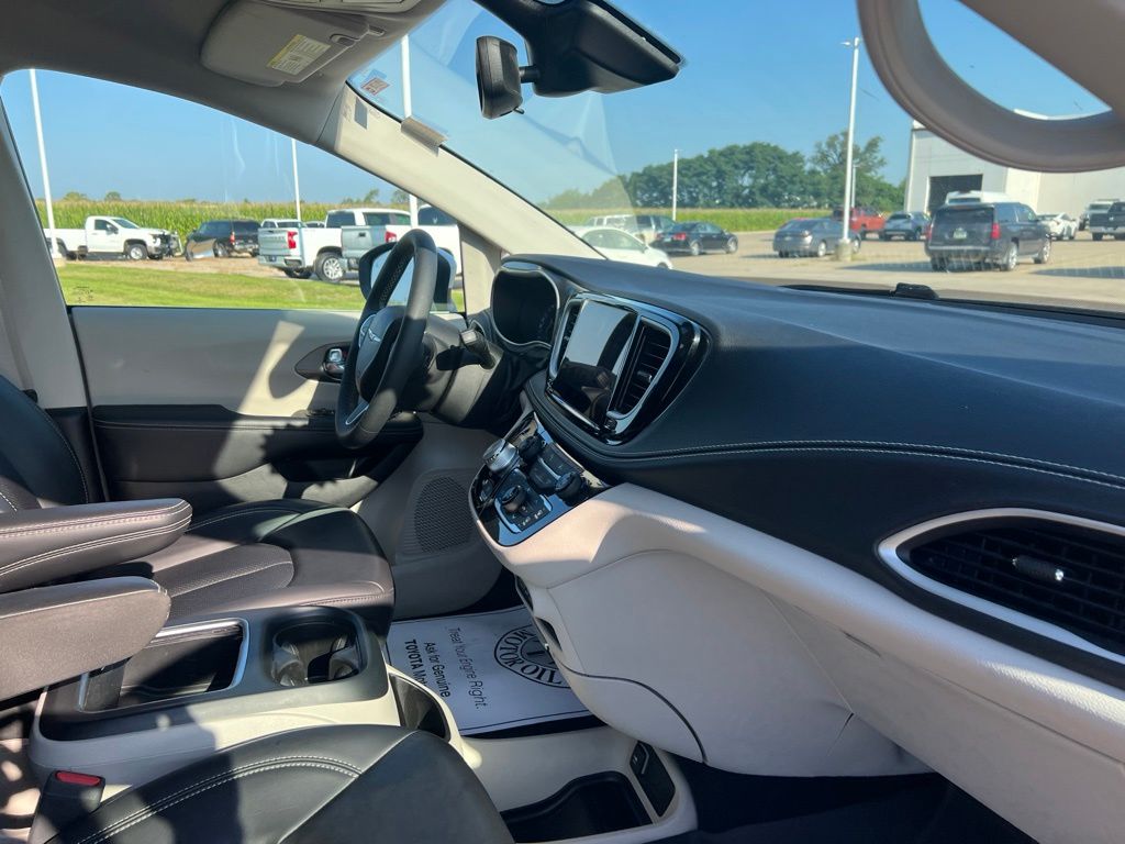 Used 2023 Chrysler Pacifica Van