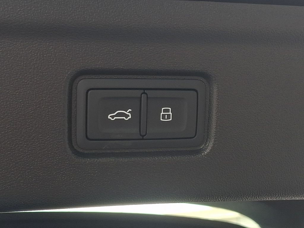 Thumbnail: 2025 Audi e-tron S - 30