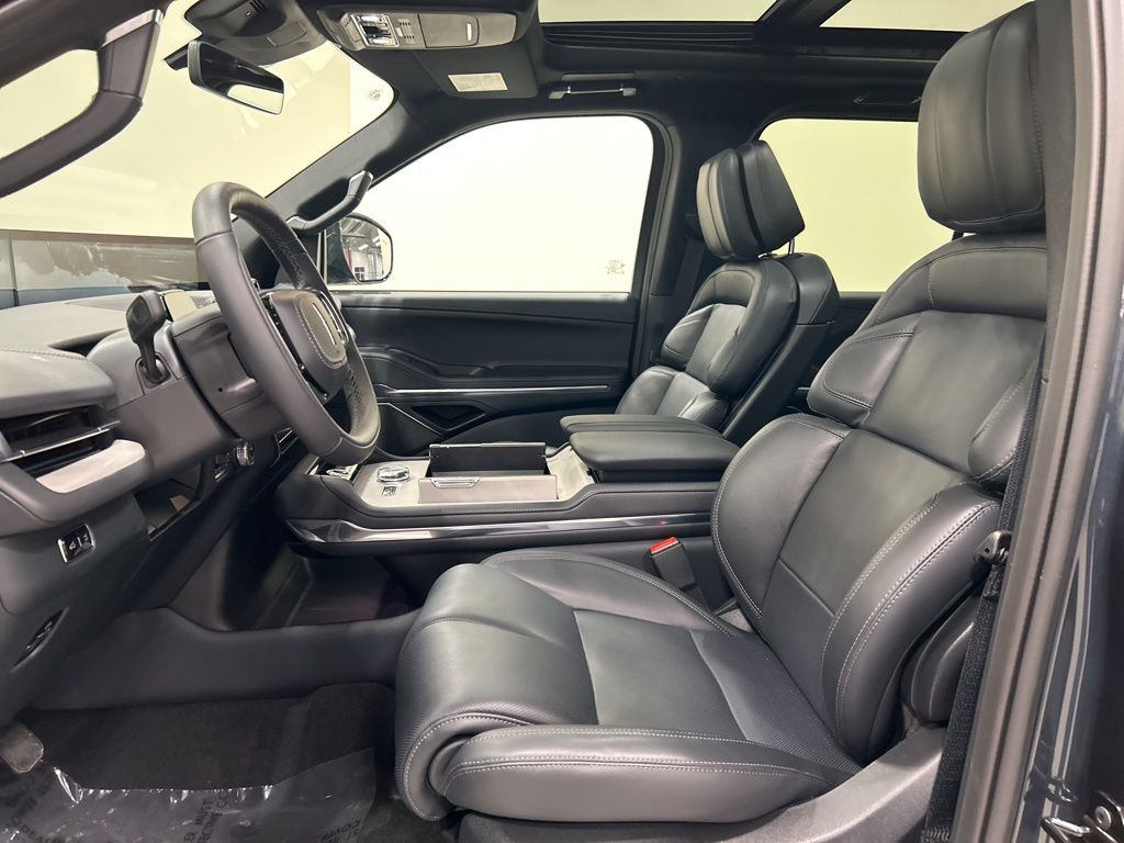new 2025 Lincoln Navigator car, priced at $100,022