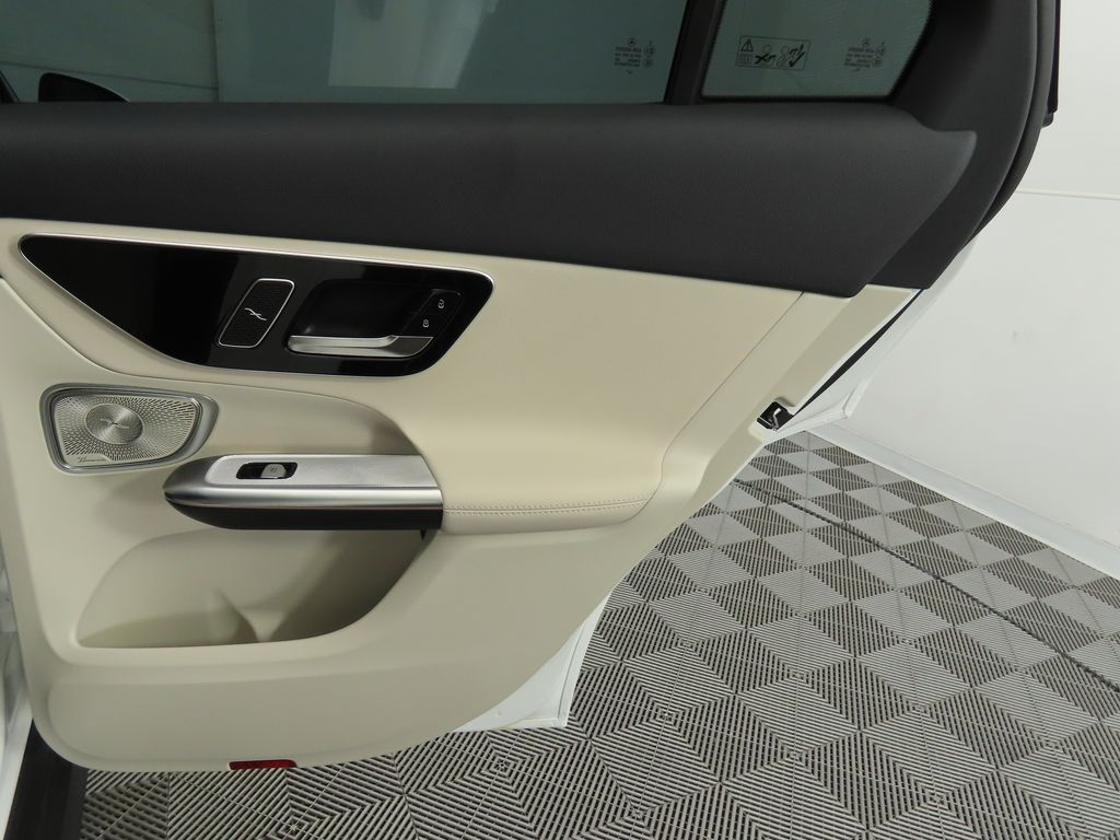 2025 Mercedes-Benz GLC 300 27