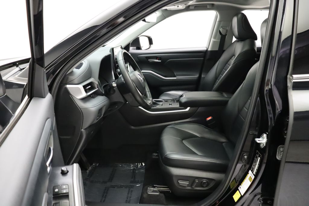 Thumbnail: 2022 Toyota Highlander - 14