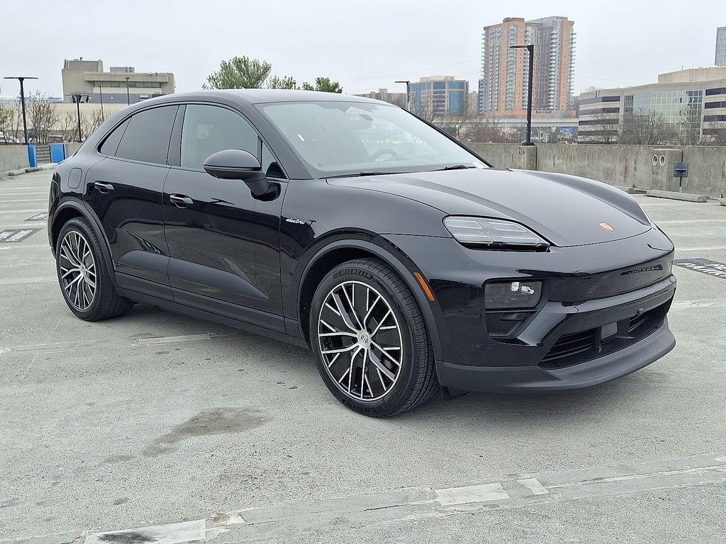 Thumbnail: 2026 Porsche Macan - 7