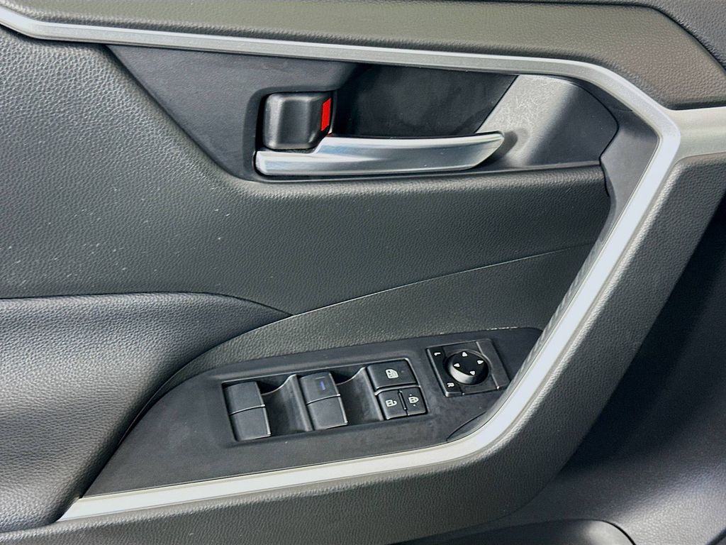 Thumbnail: 2020 Toyota RAV4 - 17