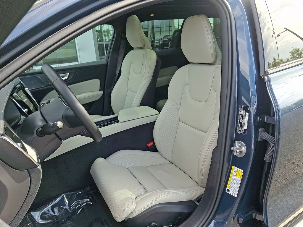 Thumbnail: 2025 Volvo S60 - 13