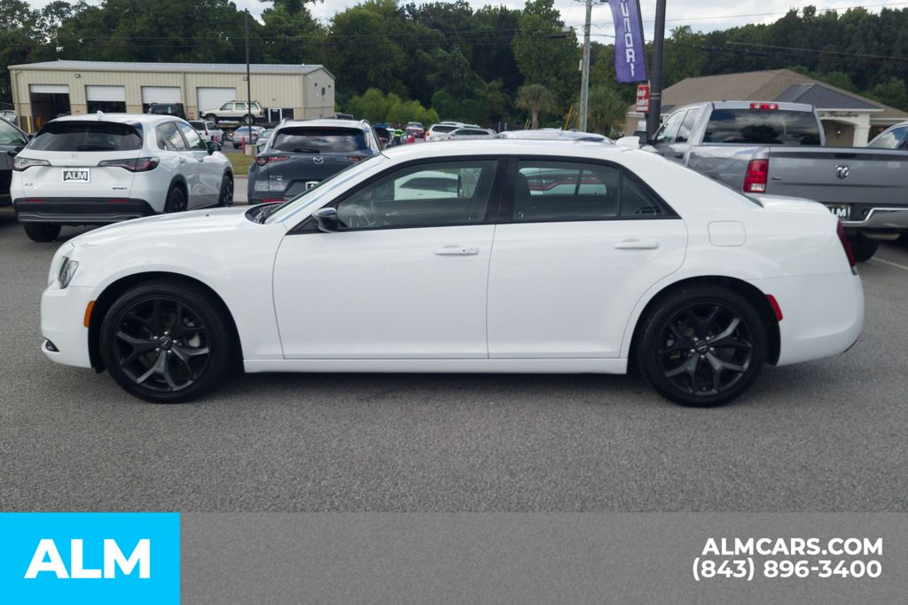 2022 Chrysler 300 Touring photo 10