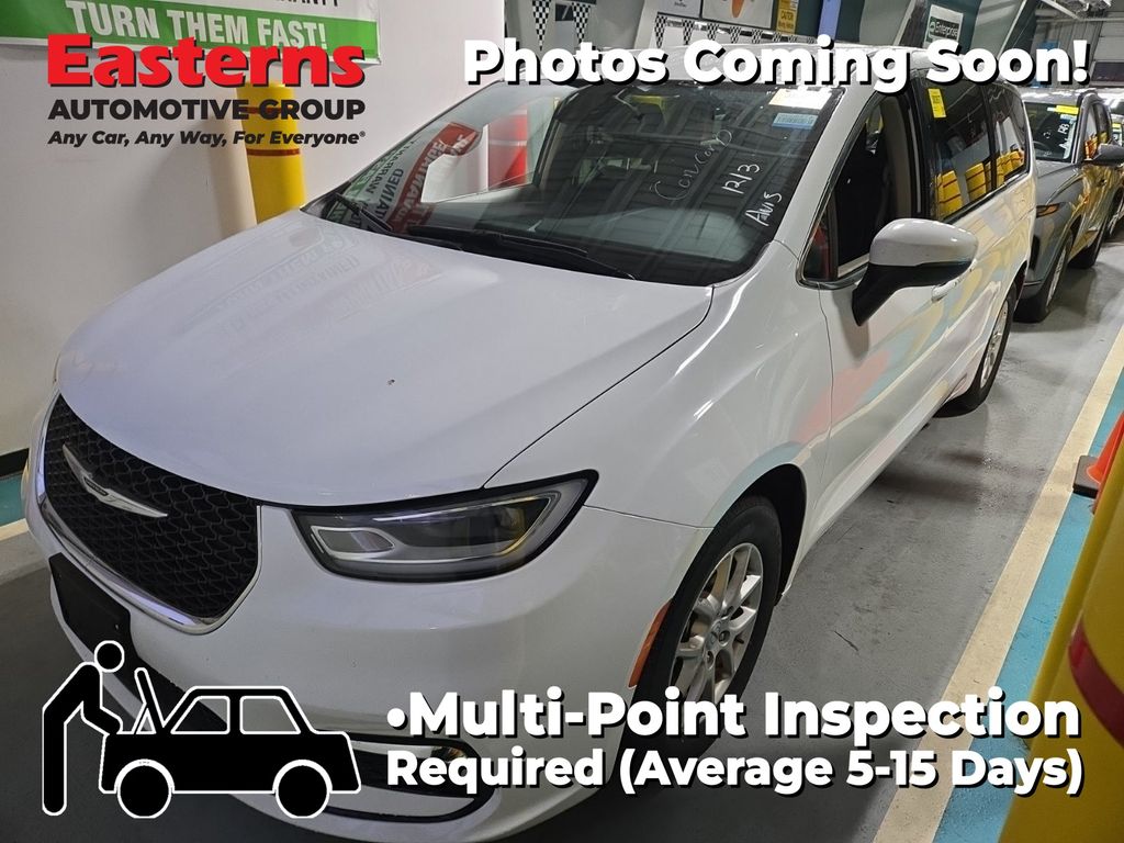 2023 Chrysler Pacifica Touring L's photo