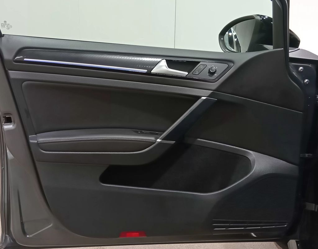 2019 Volkswagen Golf R 2.0T w/DCC & Navigation