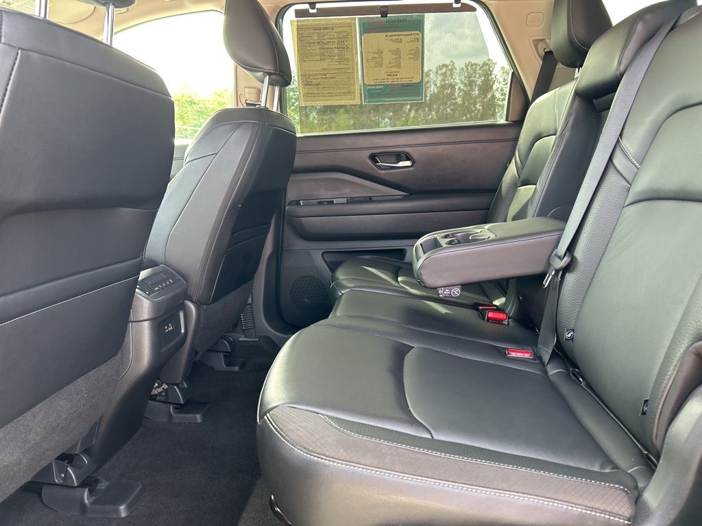 2023 Gun Metallic Nissan Pathfinder SL FWD SUV