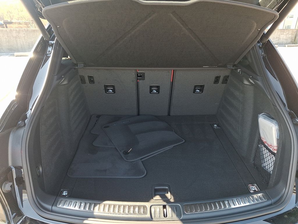 Thumbnail: 2026 Porsche Macan - 29