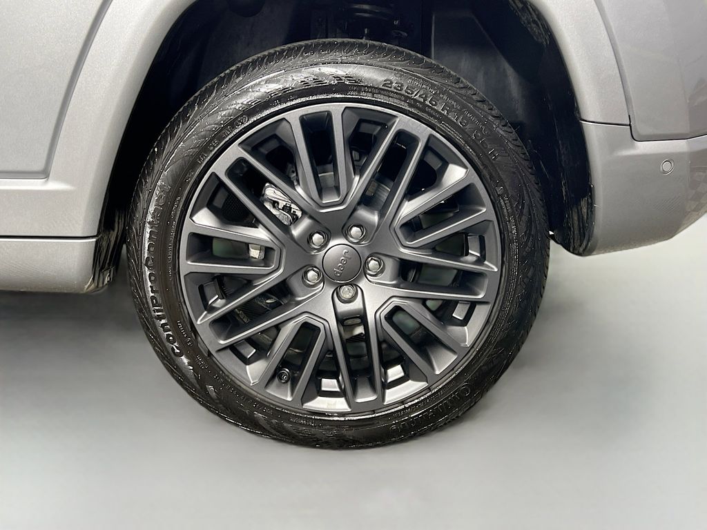 Used 2023 Silver Jeep Limited image 31