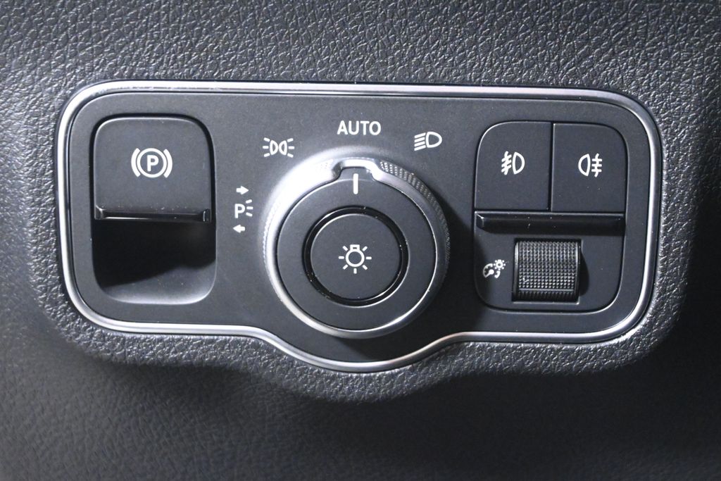 Thumbnail: 2026 Mercedes-Benz GLB - 26
