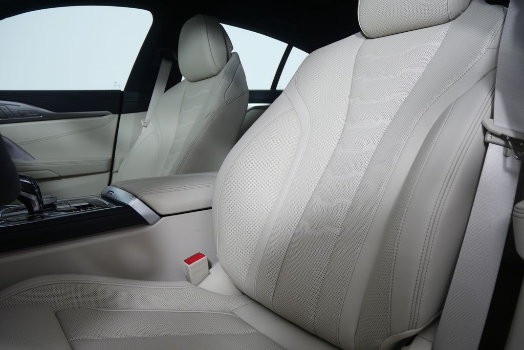 Thumbnail: 2026 BMW 8 Series - 13