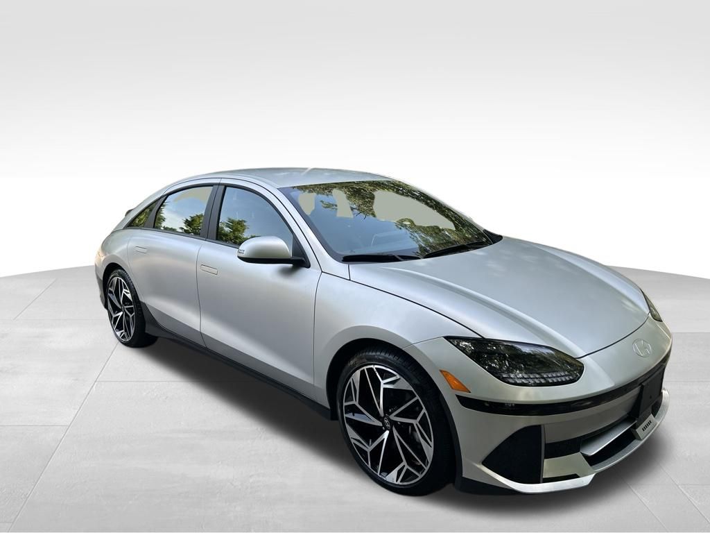 Used 2024 Gold Hyundai SEL image 8