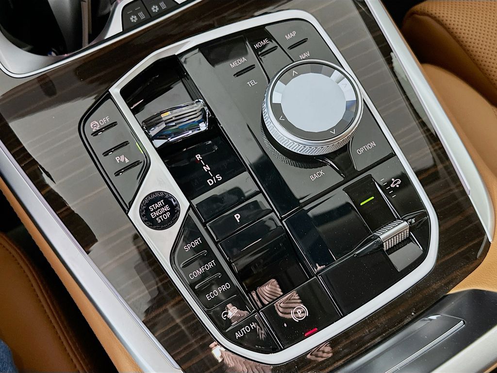 Thumbnail: 2026 BMW X7 - 15