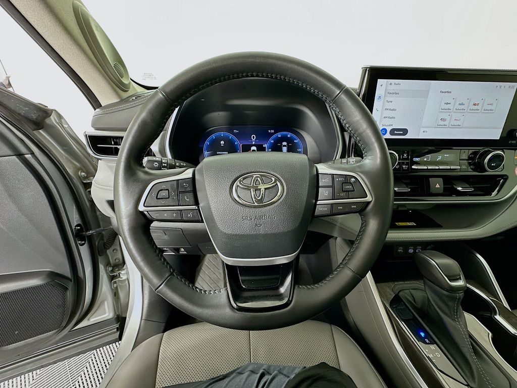 Thumbnail: 2023 Toyota Highlander - 11