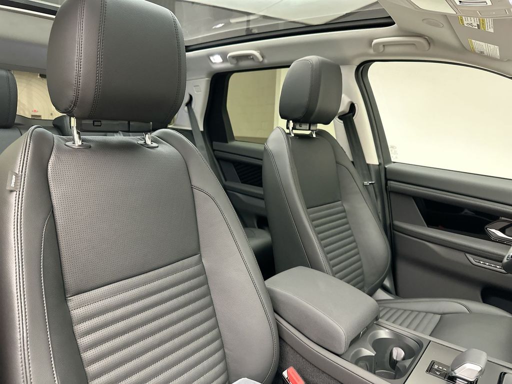Thumbnail: 2025 Land Rover Discovery Sport - 4