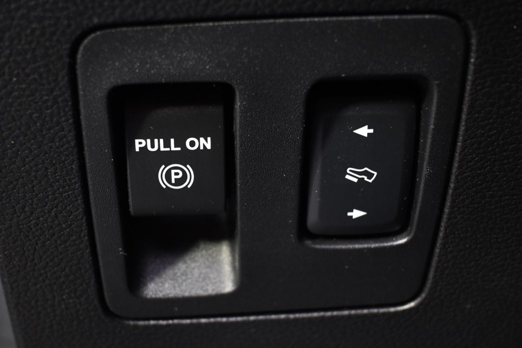 Used 2018 Silver Ford XLT image 24