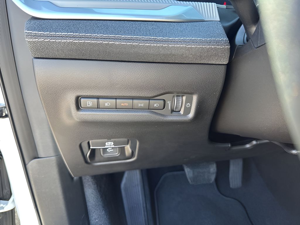 New 2026 White/off-white Jeep Laredo image 29