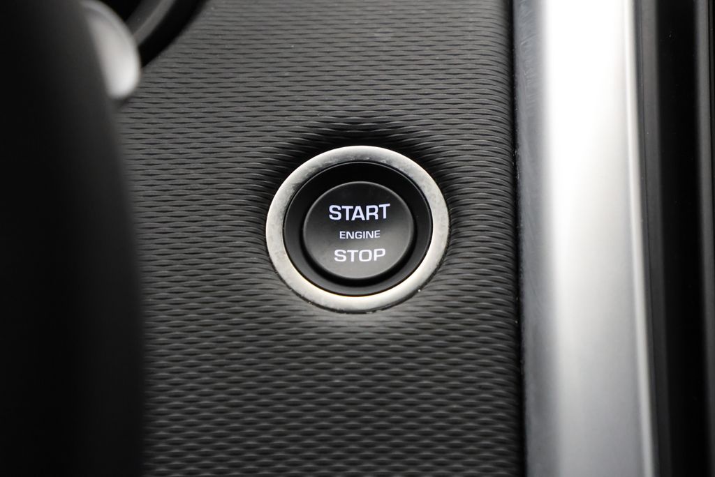 Thumbnail: 2025 Land Rover Discovery - 21