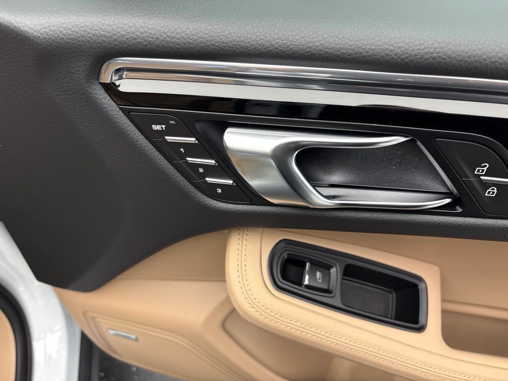 Thumbnail: 2026 Porsche Macan - 23