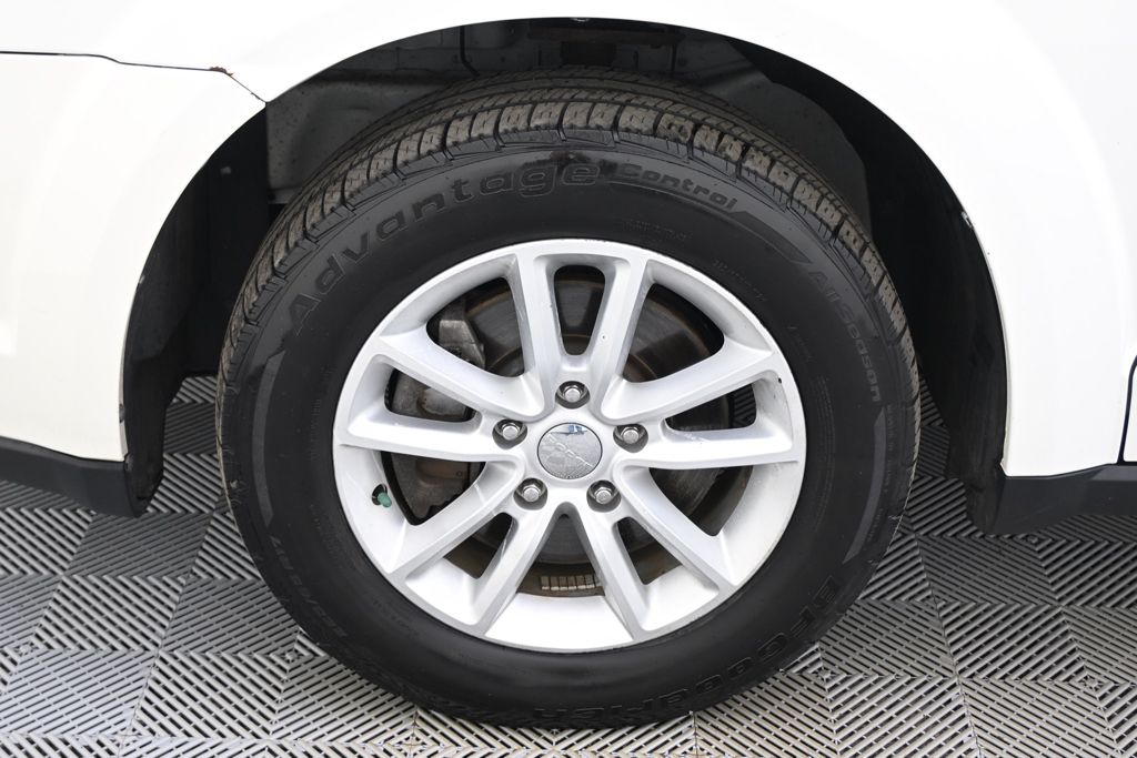 Used 2017 White Dodge SXT image 20