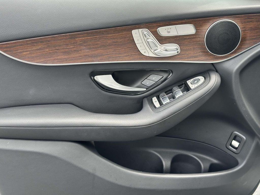 2022 Mercedes-Benz GLC 300 24