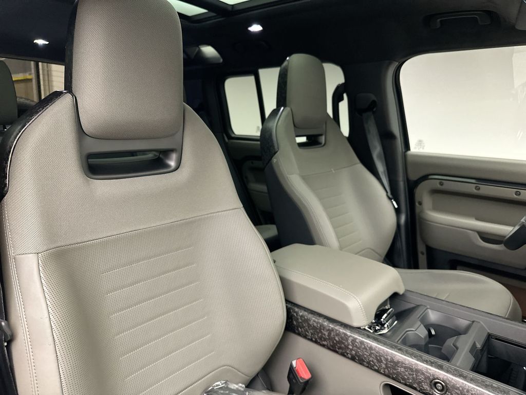 2025 Land Rover Defender 110 6