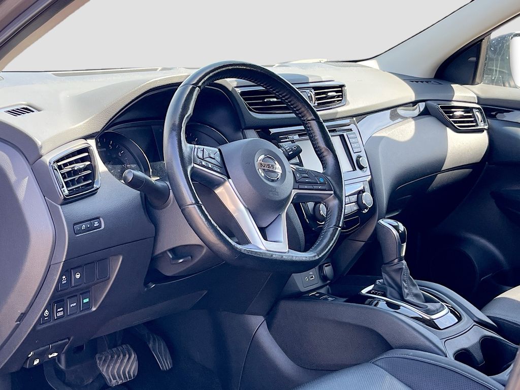 Used 2022 Gray Nissan SL image 9