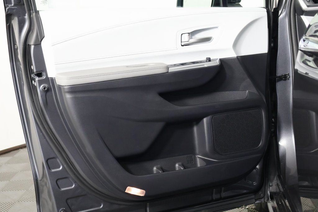 2025 Toyota Sienna XLE 8