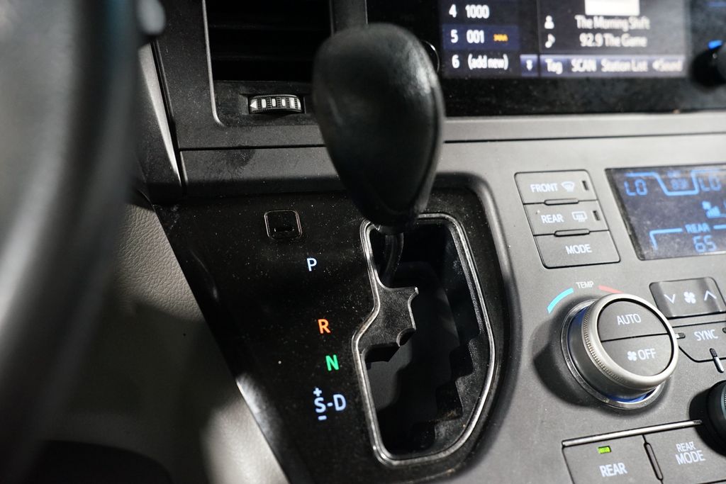 Thumbnail: 2017 Toyota Sienna - 20