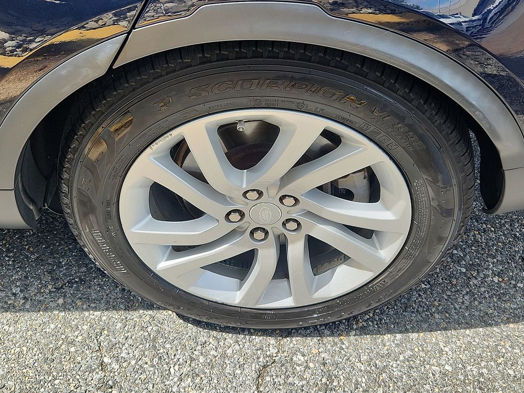 Thumbnail: 2020 Land Rover Discovery - 8