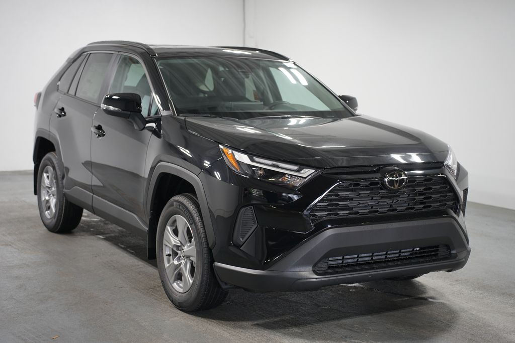 2025 Toyota RAV4 XLE 3
