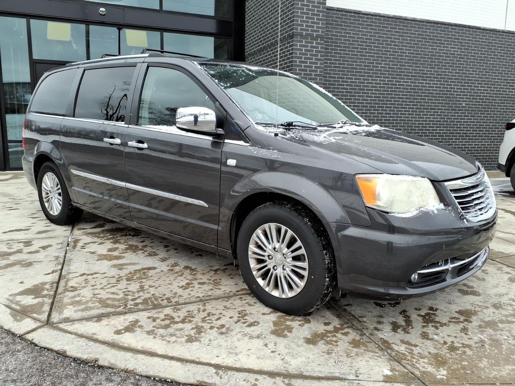 Chrysler Town & Country Touring-L FWD