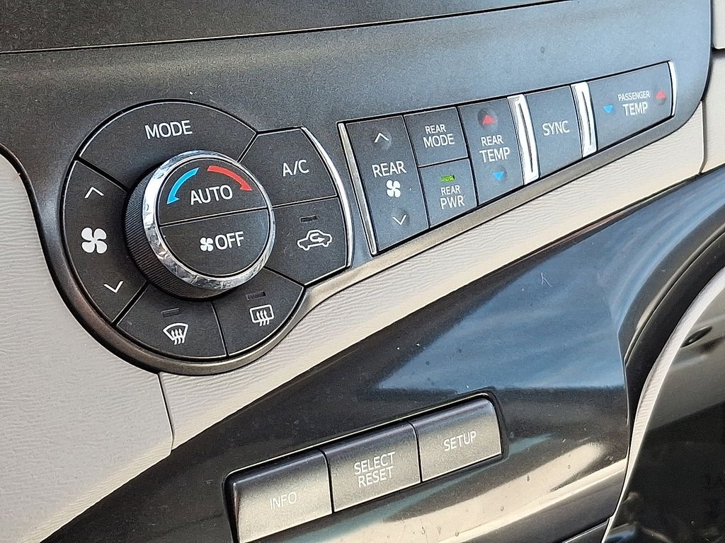 Thumbnail: 2014 Toyota Sienna - 17