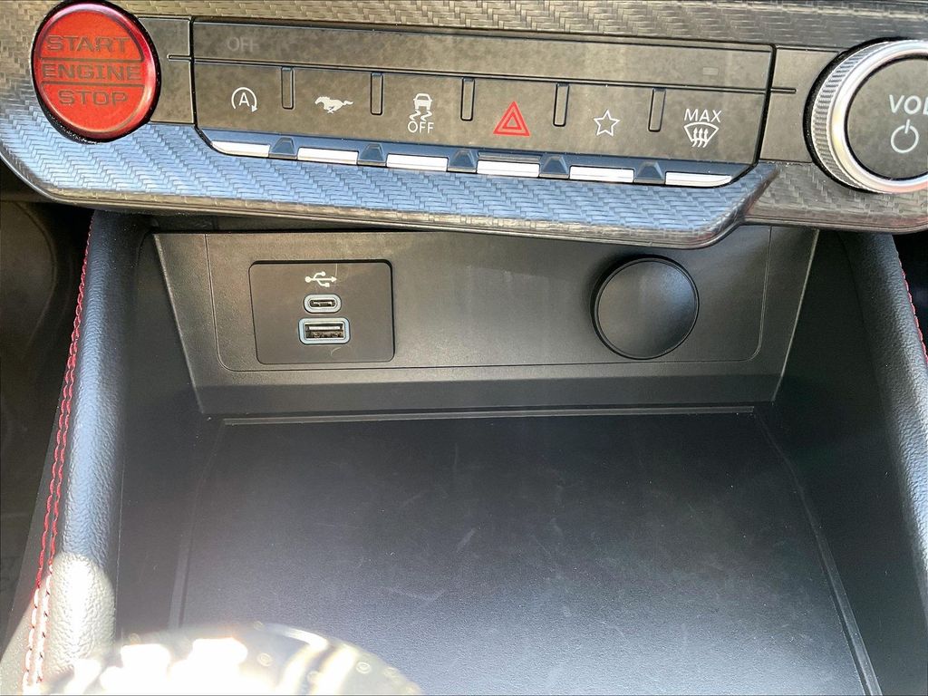 2025 Ford Mustang — photo 12
