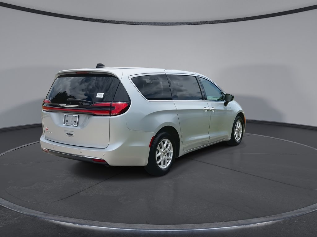 Thumbnail: 2024 Chrysler Pacifica - 8