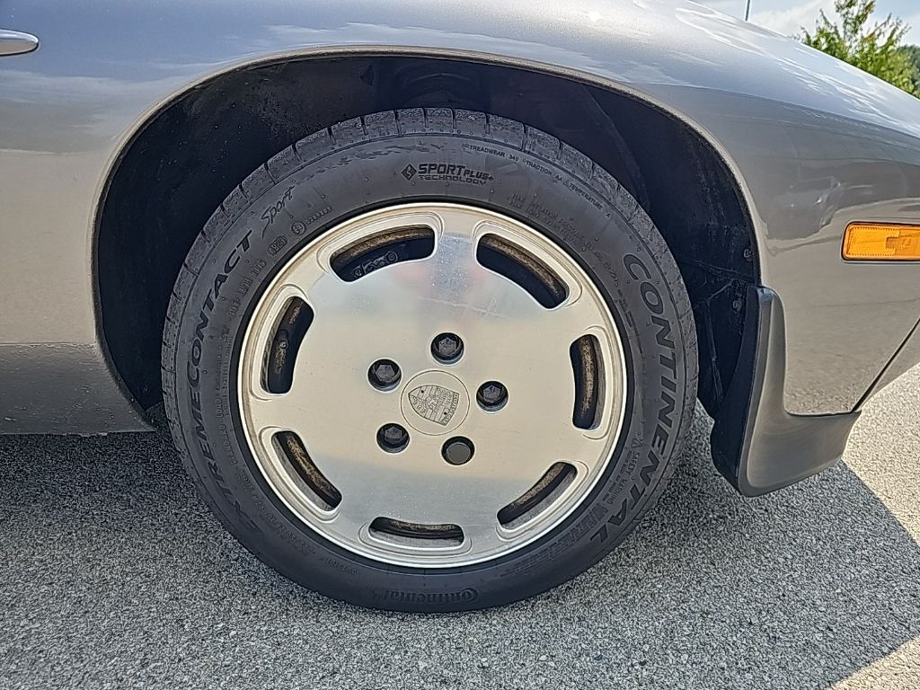 1986 Porsche 928 S 11