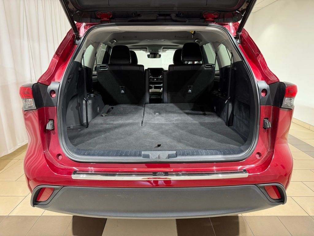 Thumbnail: 2023 Toyota Highlander - 12